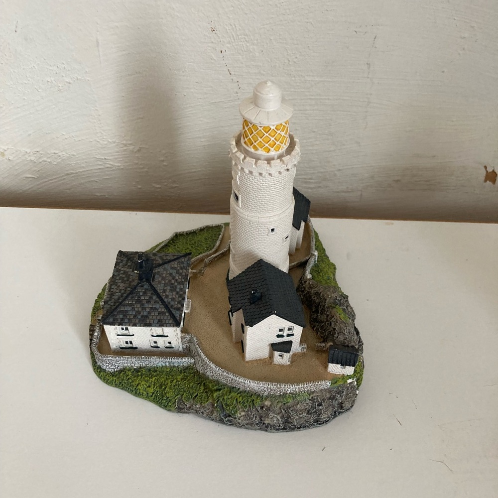 Danbury Mint White Lighthouse with Yellow Lantern and Dark Gray Roofs - Picture 2 of 4